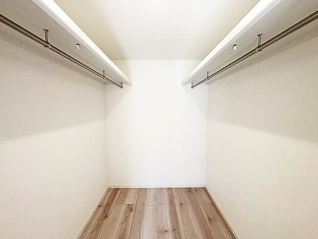 【ウォークインクローゼット　同仕様】■衣類の収納だけでなく、布団等の様々なものが収納可能