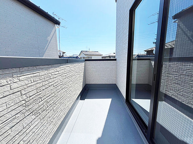 【バルコニー　同一仕様】■奥行きのあるバルコニー
■洗濯物が良く乾く南向き
