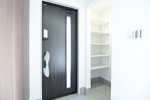 【土間収納　同仕様写真】■ゴルフバックやベビーカーもそのまま収納可能