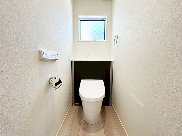 【トイレ　施工例写真】■INAX　「ベーシアピタ フチレス」。汚れにくくお掃除のしやすいフチレス形状の便器を採用することで少ない水でもしっかり汚れを洗い流し、清潔でデザイン性のある空間を実現します。