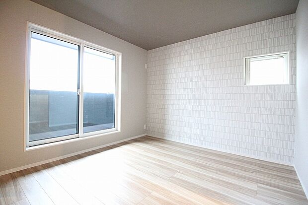 【主寝室　施工例　A号棟】■収納上手ウォークインクローゼット有り
■生活のしやすさを考えてコンセントを2か所に設置
