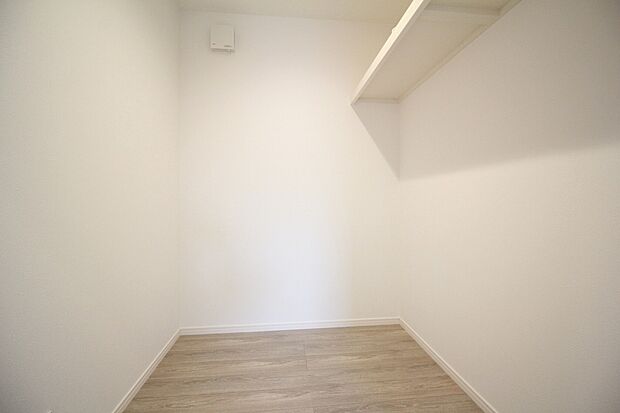 【納戸　施工例】■掃除道具やレジャー用品等大型用品の収納に便利な納戸
■家族分の衣替えの服も収納可能です