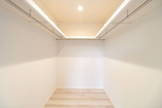 【ウォークインクローゼット　同仕様写真】■衣類だけではなく、バッグや帽子、アクセサリーといったファッションアイテムを全て一ヶ所で収納
■余分なものを置かずにすみ、寝室内がスッキリするウォークインクローゼット