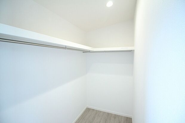 【ウォークインクローゼット 同仕様写真】■衣類だけではなく、バッグや帽子、アクセサリーといったファッションアイテムを全て一ヶ所で収納
■余分なものを置かずにすみ、寝室内がスッキリするウォークインクローゼット