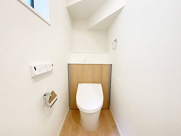 【トイレ 同一仕様】■INAX 「ベーシアピタ フチレス」。汚れにくくお掃除のしやすいフチレス形状の便器を採用することで少ない水でもしっかり汚れを洗い流し、清潔でデザイン性のある空間を実現します。