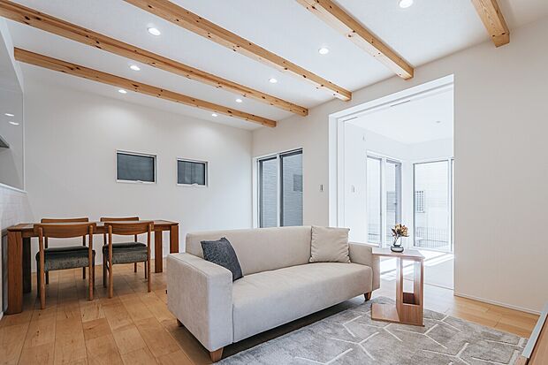 【リビング　同仕様】■木肌の美しいあらわし梁が、ワンランク上の生活を演出