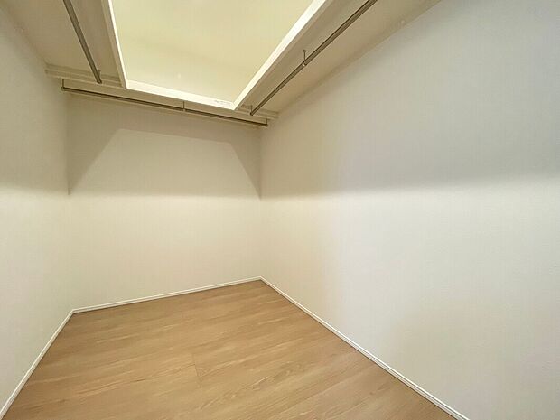 【WIC　施工例】■ゴルフバックやキャリーケースなど、大きなものの収納場所にも困りません。季節の家電や、布団、衣替えの衣類なども収納することができます。