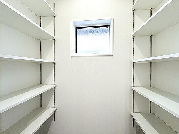 【土間収納　B号棟】■雨具やベビーカーなどの収納に便利な土間収納
■玄関横には広々土間収納
■広々土間収納