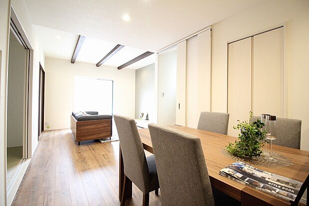 【リビング　同仕様写真】■空気を汚さず、ふく射熱で足元からポカポカと暖まる床暖房付き
■4人掛けのダイニングセットを置いても横を通り抜けられるゆとりの幅