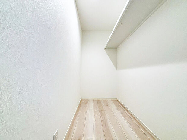 【納戸　施工例】■掃除道具やレジャー用品等の収納に便利な納戸
■コンセントを設置することで様々な使い方ができます