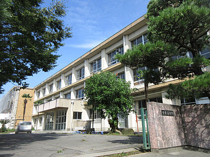 西尾市立鶴城小学校 700m(徒歩約9分)
