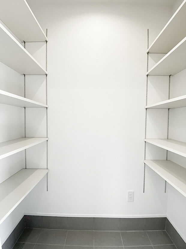 【土間収納　A号棟　同仕様写真】■玄関横の土間収納にはお子様の外遊びの道具やベビーカー、ゴルフバッグもそのまま収納することが可能。