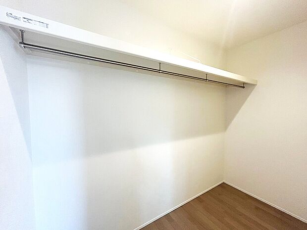 【ウォークインクローゼット　同仕様】■衣類の収納だけでなく、布団等の様々なものが収納可能