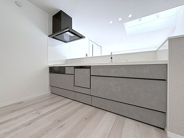 【キッチン　施工例】■IHクッキングヒーター・お手入れ楽々ガラストップ採用
■扉がゆっくり閉まるソフトモーションレール使用
■かざすと水が出るタッチレス水栓
■家事がはかどる食器洗い乾燥機付き。