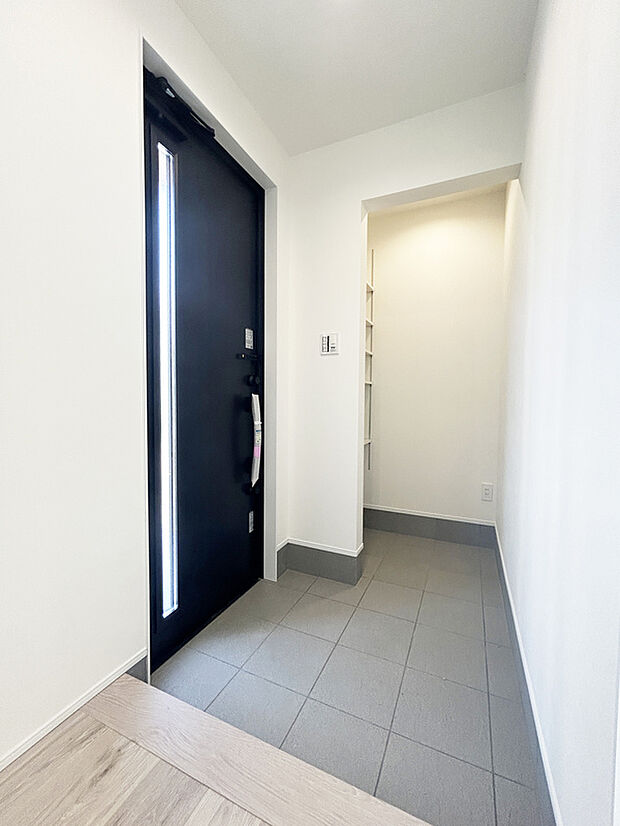 【玄関　施工例写真】大容量の下駄箱を採用しておりますので、お履物はもちろん、稼動棚を動かせば履物以外も収納できます。