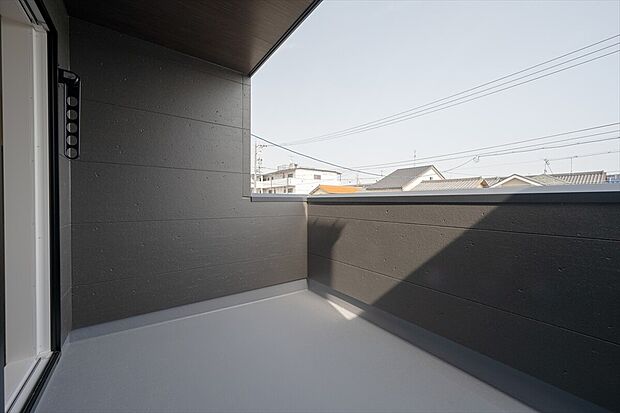 【バルコニー 施工例】■奥行きのあるバルコニー
■洗濯物が良く乾く南向き
■横に長い南側バルコニーで、お洗濯物が沢山干せます!