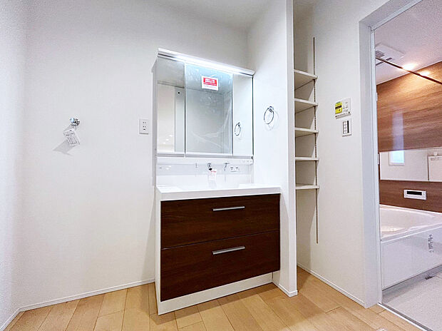 【 洗面 施工例】■ヒーターなしでもくもりにくい「くもりどめコート」。
■引出し収納の他に3面ミラー裏にも高さを変えられる棚あり。
■シンクに継ぎ目などの凹凸がなく、飛び散った水滴をサッと拭き取れます。