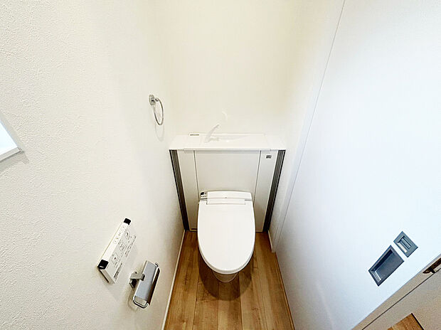 【トイレ　C号棟　同仕様写真】■INAX　「ベーシアピタ フチレス」。汚れにくくお掃除のしやすいフチレス形状の便器を採用することで少ない水でもしっかり汚れを洗い流し、清潔でデザイン性のある空間を実現します。