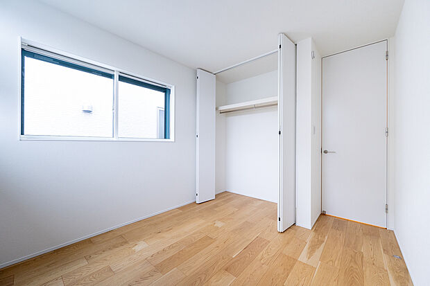 【洋室　同仕様写真】■子ども部屋にも広々クローゼット。吊りレールで開閉がスムーズにおこなえます。