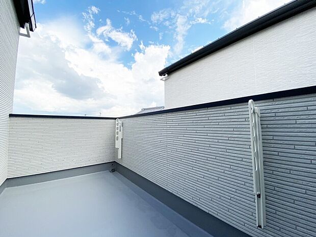 【バルコニー 施工例】■奥行きのあるバルコニー
■洗濯物が良く乾く南向き
■横に長い南側バルコニーで、お洗濯物が沢山干せます!