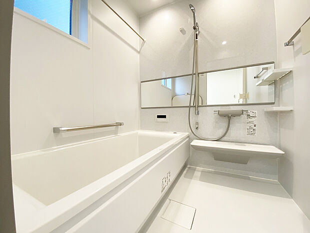 【浴室 施工例】■ヒートショック対策、梅雨・花粉時期の洗濯物の乾燥に活躍する浴室暖房乾燥機付き。
■4時間以上経っても湯温低下はわずか2.5℃。
■浴槽保温材と保温組フタでさらに保温が長持ちサーモバス。