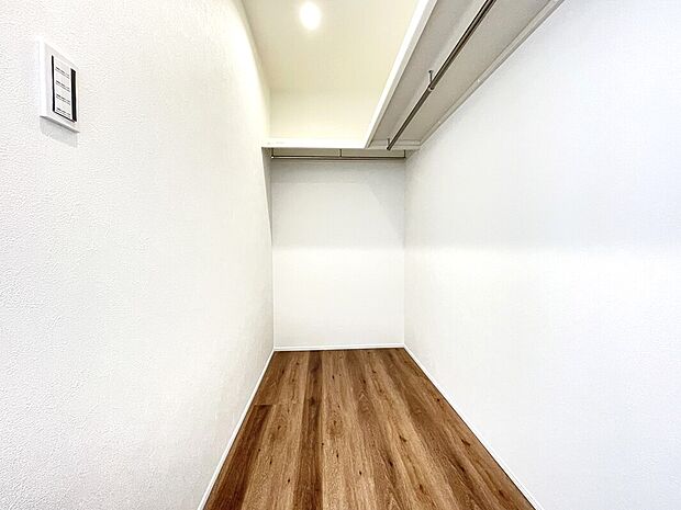 【ウォークインクローゼット 同仕様】■衣類の収納だけでなく、布団等の様々なものが収納可能