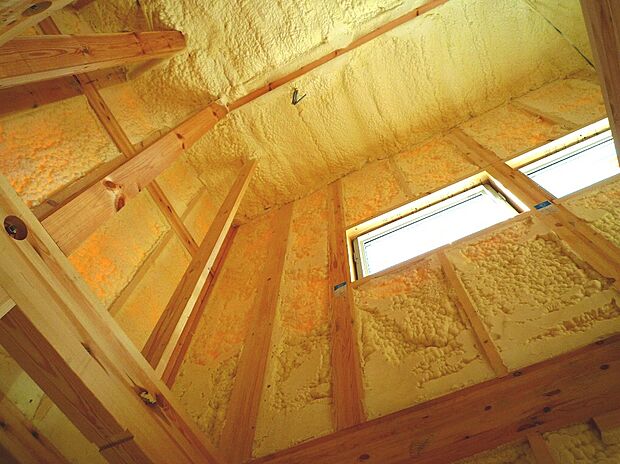 【吹き付け断熱】住宅の隅から隅まで家全体をスッポリと覆ってしまう「現場吹付け断熱」を採用。無数の細かい連続気泡で構成されたウレタンフォームは、グラスウール10Kの1.5倍の断熱効果を発揮します。また透湿性も低く、断熱材内部への湿気の侵入を防ぐ効果もあり、躯体内の結露を抑制し、建物の耐久性を高めてくれます。