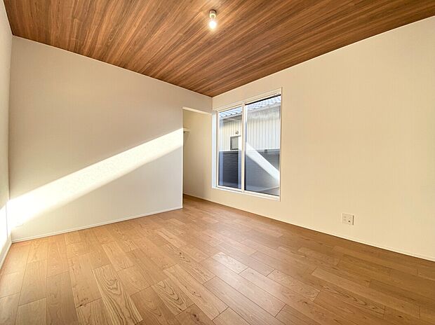 【主寝室　施工例】■ゆったりとした広さを確保した癒しの主寝室。広々ウォークインクローゼット設置で、収納力も十分。快適な新生活が送れます。