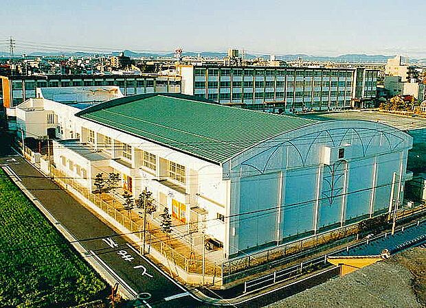 名古屋市立味鋺小学校（約1m）