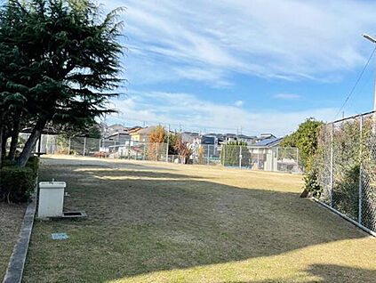 折戸藤塚北ちびっこ広場： 400ｍ(徒歩5分)