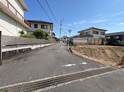 東側前面道路