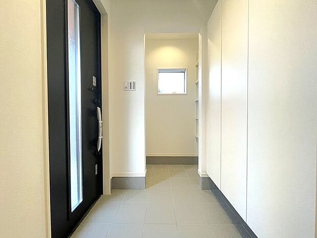 【土間収納 同仕様写真】■奥様に嬉しい大容量の靴収納
■スッキリとしたデザイン