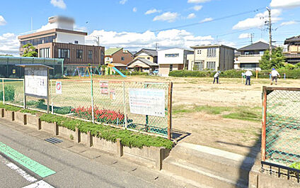 さつきヶ丘児童広場 290ｍ