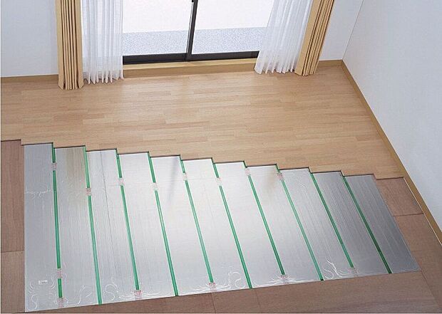 【その他設備】ふく射熱効果で床からお部屋全体を温めます。温風が出ない床暖房は、ホコリが立たず清潔です。石油ストーブのように燃焼時のニオイもありません。また必要なときだけガスを燃焼するため経済的です。
