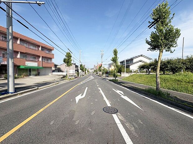 【前面道路含む外観】東側前面道路(2026年7月撮影)