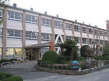 春日井市立中部中学校 950m