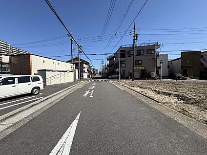 前面道路含む外観