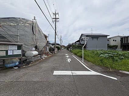 前面道路含む外観