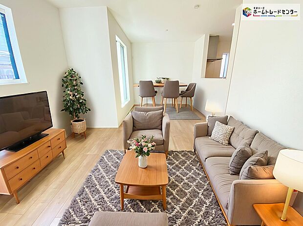 ≪Living room≫
開放的な雰囲気のリビング！南窓からは心地の良い陽が入ります。明るいリビングで家族団らんの時間を楽しみましょう♪
※家具をCGで加工しています。家具付き販売ではございません。