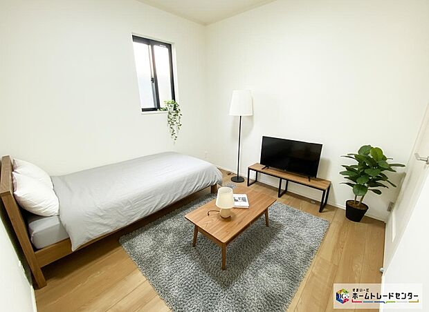 ≪Room≫
穏やかな光が差し込む室内には、穏やかな時間が流れます。休日には、落ち着いた空間で自分の趣味を楽しむのはいかがですか。
※家具をCGで加工しています。家具付き販売ではございません。