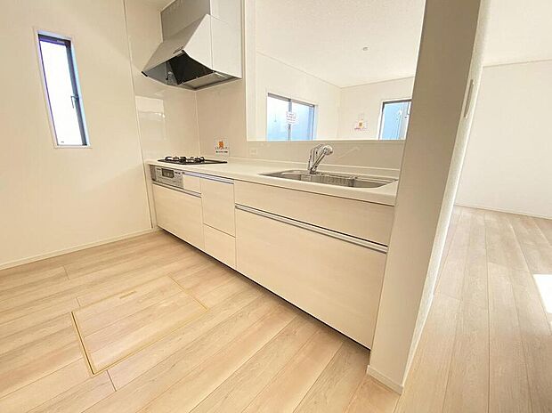 ≪Kitchen≫
窓付きの明るく爽やかなキッチンスペース。床下収納もございますので、いつでもすっきりとお使い頂けそうです。