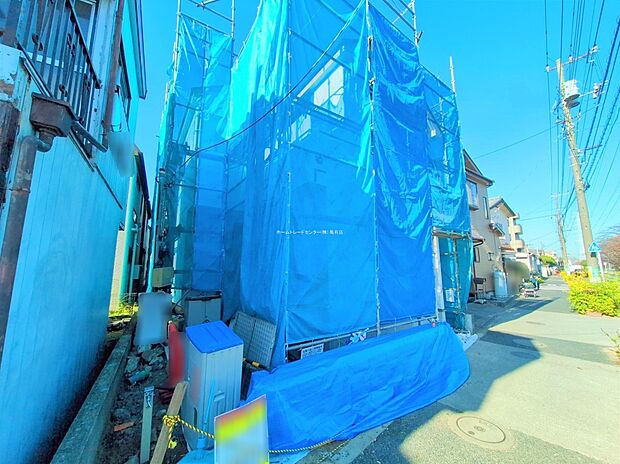 【現地外観写真】
一戸建ての大きなメリットは、「自分の土地」を自由に使えること。好きなペットが飼えるほか、ガーデニングやＤＩＹ、車やバイクの手入れなど様々な趣味を楽しめます♪