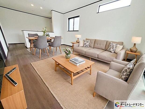 ≪Living room≫
暖かい光が降り注ぐ、温もりあふれるお住まいです☆※家具をCGで加工しています。家具付き販売ではございません。