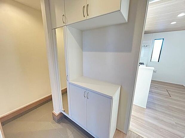 ≪Entrance（2号棟）≫
訪れる人を優しく迎える、スタイリッシュな玄関。姿見付きの下駄箱で、お家を出る前に今日のコーディネートの最終チェックをすることができます♪