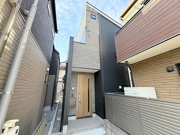 ≪現地外観写真≫
資料送付・ご見学即対応!建物完成しておりますので、室内ご内覧いただけます♪ご不明点等、スタッフがしっかりと説明させていただきますので、安心して現地をご覧ください♪