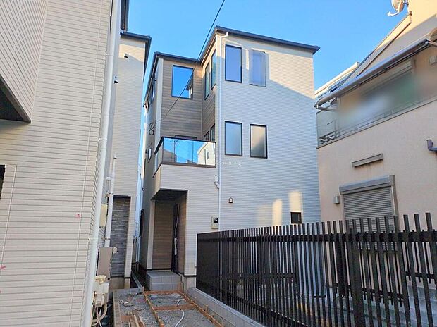 JR総武線「亀戸」駅まで徒歩13分、東京メトロ半蔵門線や東武亀戸線へのアクセスも良好!3路線お使いいただける便利な立地です♪徒歩圏内に公園も複数あり、お子様のいるご家庭にもおすすめです!