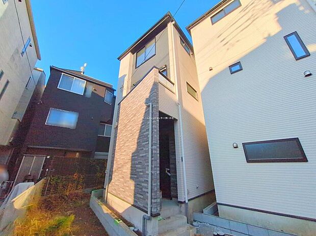 ご家族の様子を見守りながらお料理が作れる対面式キッチンを採用♪その他にも食洗機、床暖房、浴室乾燥機などの設備が嬉しいお住まいです。また、収納もたっぷり備わっており、空間を広くお使いいただけます♪