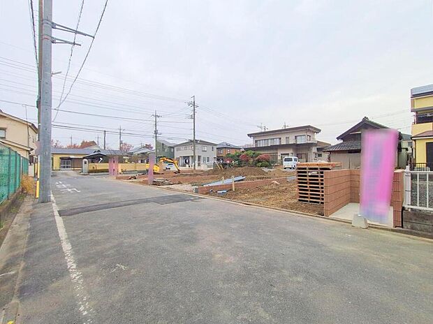 ≪前面道路含む現地写真≫
休日にご家族揃ってご見学はいかがでしょうか♪実際の現地を見てみると図面などではわからない、新たな発見もありますのでまずはお気軽にお問い合わせください♪