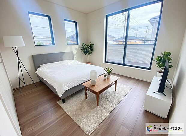 ≪Room≫
穏やかな光が差し込む室内には、穏やかな時間が流れます。休日には、落ち着いた空間で自分の趣味を楽しむのはいかがですか。
※家具をCGで加工しており、家具付き販売ではございません。