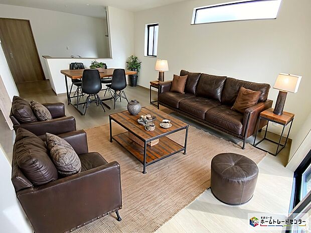 ≪Living room≫
ご家族との自然なコミュニケーションが生まれる対面キッチンを採用！暖かい光が降り注ぐ、温もりあふれるお住まいです☆
※家具をCGで加工しており、家具付き販売ではございません。